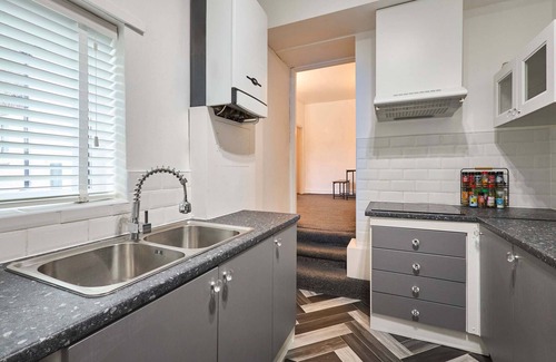 Amble Apartment | Host Stay Queen Street Apartment