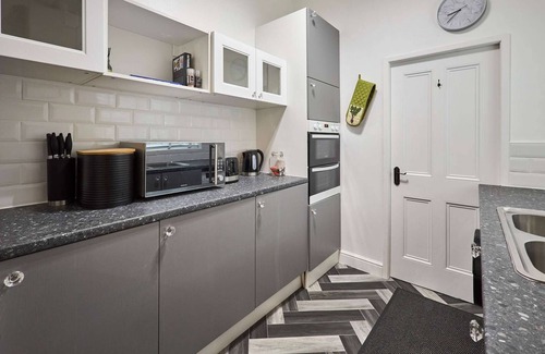 Amble Apartment | Host Stay Queen Street Apartment