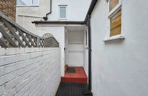 Amble Apartment | Host Stay Queen Street Apartment