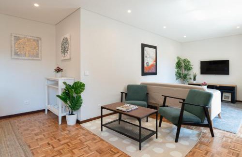 Paranhos Apartment | Host Wise - Bright and Elegant Urban Flat with Balcony