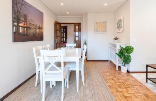 Paranhos Apartment | Host Wise - Bright and Elegant Urban Flat with Balcony