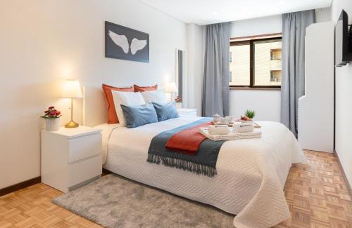 Paranhos Apartment | Host Wise - Bright and Elegant Urban Flat with Balcony