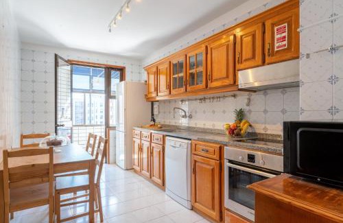 Paranhos Apartment | Host Wise - Bright and Elegant Urban Flat with Balcony