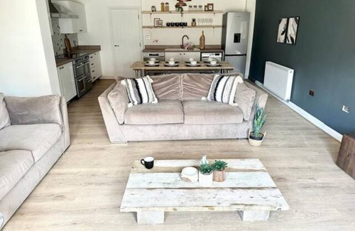Stroud House | Hosta House