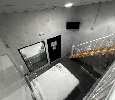 Santa Aurelia-Cantabrico-Atlantico-La Romeria House | Hostal Avenida Andalucia - Solo Adultos
