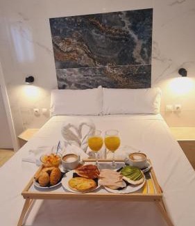 Santa Aurelia-Cantabrico-Atlantico-La Romeria House | Hostal Avenida Andalucia - Solo Adultos
