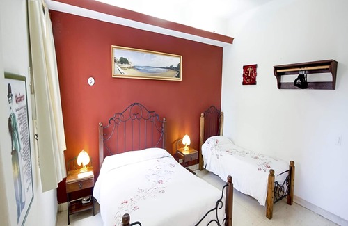 Municipality of Diez de Octubre House | Hostal Casa Elsita