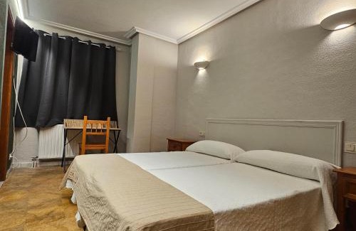 El Cabaco Hotel | Hostal Las Cavenes Del Cabaco