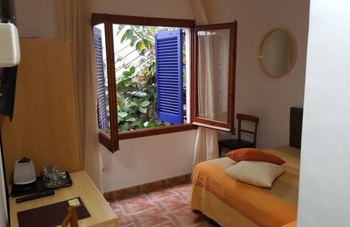 Palamos House | Hostal Residencia Catalina