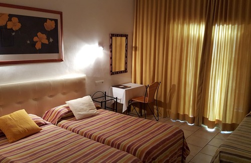 Palamos House | Hostal Residencia Catalina