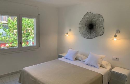 Roses Town Center Hotel | Hostal ROM Familiar