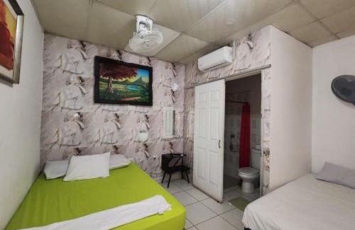 Leon House | Hostal Ruinas de San Sebastián