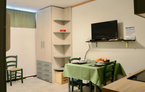 Sestriere Apartment | Hostdomus - Grey Mono