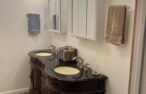 Navarro Bed & Breakfast | Hosted Stay-Room in Beautiful Historic Home - Close to Wine Waves & Woods