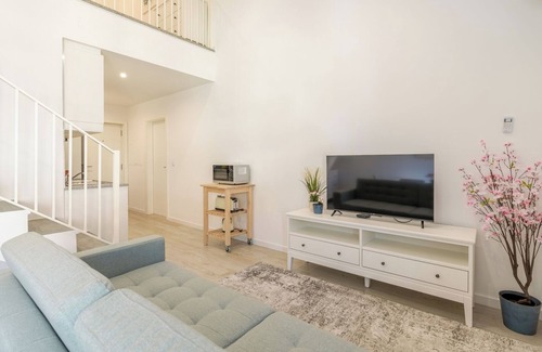 Paranhos Apartment | HostWise - Charming Mezzanine Studio