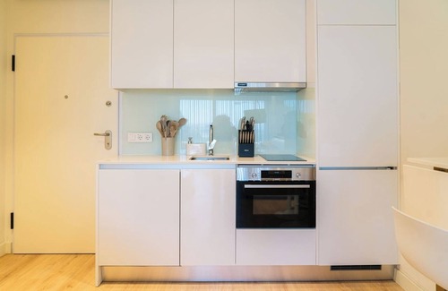 Campanha Apartment | HostWise – Studio w/ Balcony, Pool and Gym | Antas
