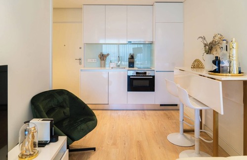 Campanha Apartment | HostWise – Studio w/ Balcony, Pool and Gym | Antas