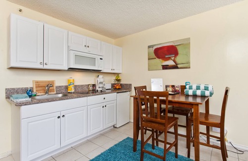 Waikiki Condo | ♨HOT Guest-Fave! Spacious 7th Flr QUEEN Suite w/Kitchenette-WAIKIKI GRAND HOTEL®