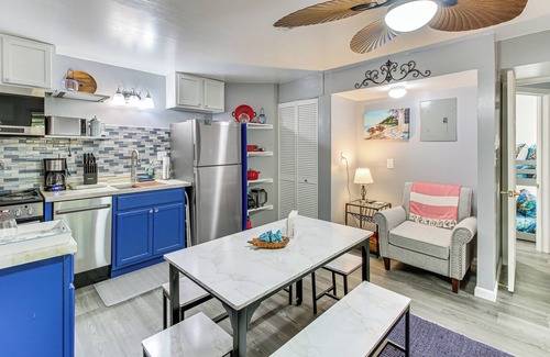 Piney Cottage | Hot Springs Retreat w/Private Dock + Hot Tub!