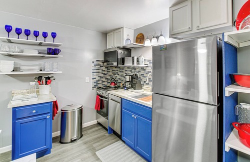 Piney Cottage | Hot Springs Retreat w/Private Dock + Hot Tub!