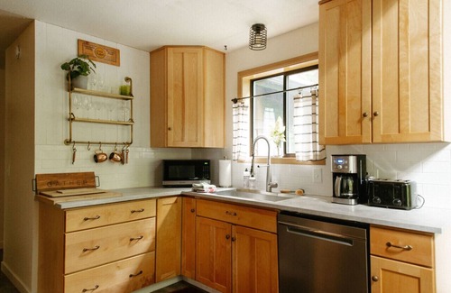 Welches Cabin | Hot Tub, 1.6 acres + Game Room| Walk to wine bar, coffee shop and more