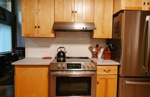 Welches Cabin | Hot Tub, 1.6 acres + Game Room| Walk to wine bar, coffee shop and more