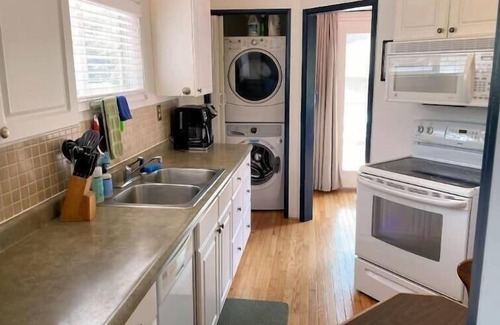 Florence Cottage | Hot Tub, 1 bed, 1bath, dog's ok, walk to beach -'Sea Star Spa'