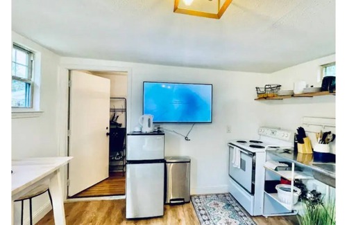 South Manchaca House | *Hot tub 10 beds | 2 Homes Heart of the City|Foosball