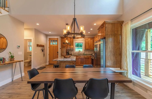 Frank House | Hot Tub, 2 Kings, by Waterfalls, Skiing and Hiking
