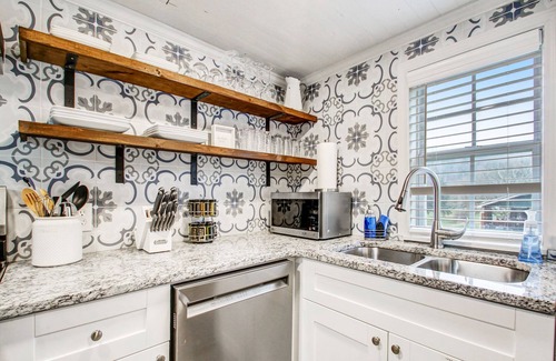 Talking Rock Cottage | Hot Tub /2 Queen Beds /Whole House /In The Middle of EVERYTHING In North Ga!