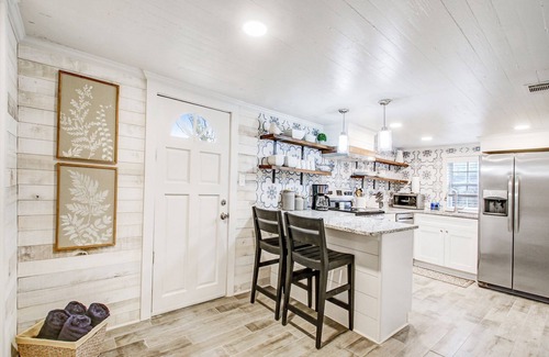 Talking Rock Cottage | Hot Tub /2 Queen Beds /Whole House /In The Middle of EVERYTHING In North Ga!