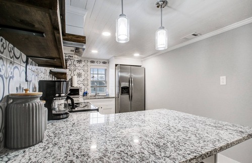 Talking Rock Cottage | Hot Tub /2 Queen Beds /Whole House /In The Middle of EVERYTHING In North Ga!
