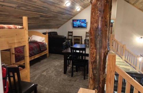 Island Park House | Hot Tub 25 min to Yellowstone