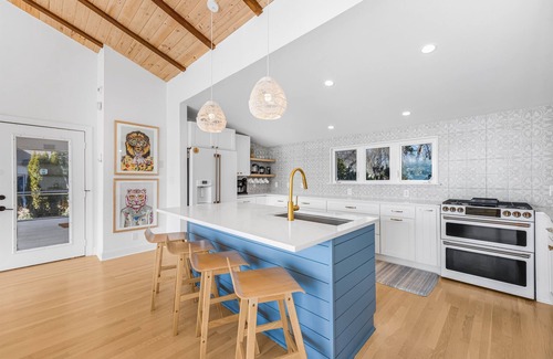 Troutman House | Hot Tub, 360 Lake Views, Movie Theatre, King Suite