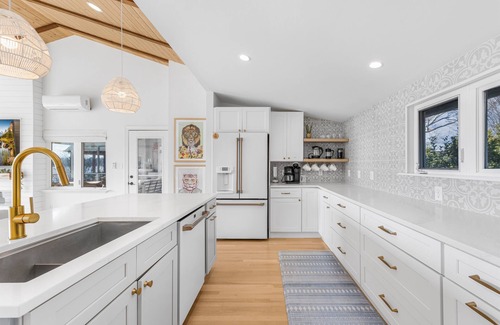 Troutman House | Hot Tub, 360 Lake Views, Movie Theatre, King Suite