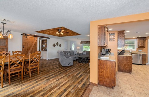 Kingston House | Hot Tub! 4Bdrm Lakeview! Nearby Beach!