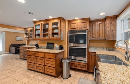 Kingston House | Hot Tub! 4Bdrm Lakeview! Nearby Beach!