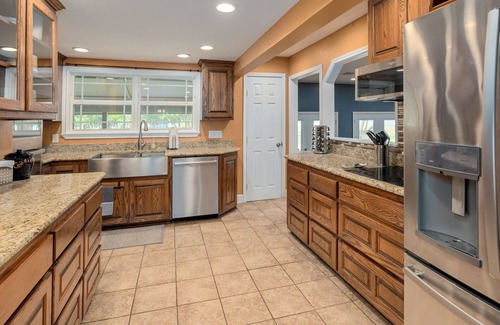 Kingston House | Hot Tub! 4Bdrm Lakeview! Nearby Beach!