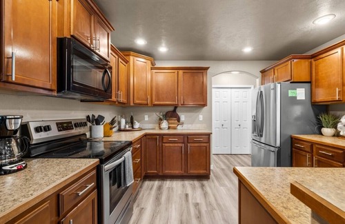 Southwest Ada County Alliance House | Hot Tub- 7 Bedrooms-Idaho Themed