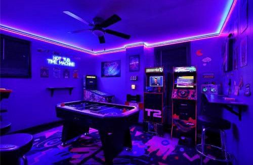 Lincolnville House | Hot tub- 80's Arcade- Pool table- Historic Downtown- 7 car parking