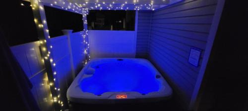 Lincolnville House | Hot tub- 80's Arcade- Pool table- Historic Downtown- 7 car parking