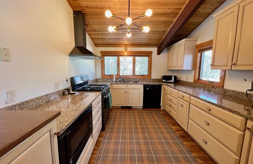 Plymouth House | Hot Tub & 9 Min to Killington's Skyeship Gondola, 20 Min to Okemo