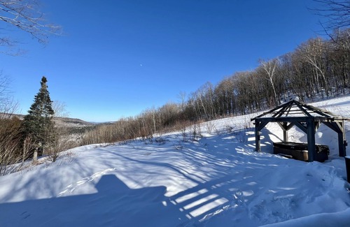 Plymouth House | Hot Tub & 9 Min to Killington's Skyeship Gondola, 20 Min to Okemo
