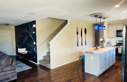 Reno House | HOT TUB, AC,MOUNTAIN VIEW, OUTDOOR DINING AREA & PET FRIENDLY, EV plug