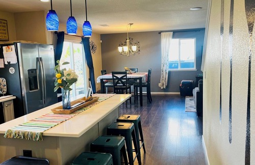 Reno House | HOT TUB, AC,MOUNTAIN VIEW, OUTDOOR DINING AREA & PET FRIENDLY, EV plug