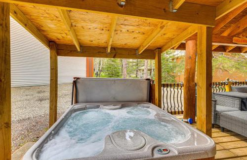 Lead House | Hot Tub and Arcade Table Spacious Retreat in Lead
