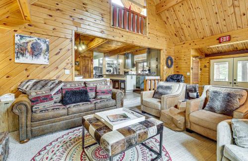 Lead House | Hot Tub and Arcade Table Spacious Retreat in Lead