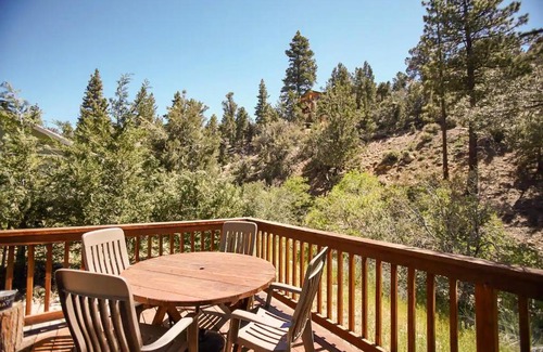 Big Bear City House | Hot Tub and Deck Big Bear City Cabin Near Skiing