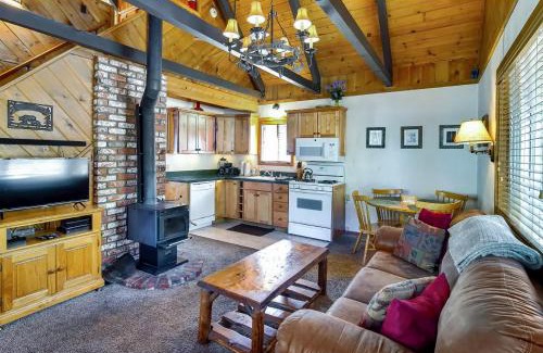 Big Bear City House | Hot Tub and Deck Big Bear City Cabin Near Skiing