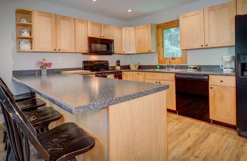 Londonderry Ski Chalet | Hot Tub and Enough Space for 14!